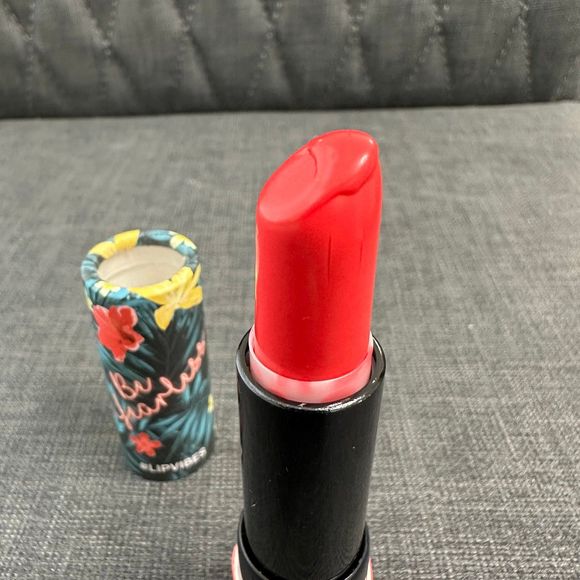 Almay Lip Vibes Hypoallergenic Cream Lipstick with Shea Butter Shade Be Fearless - Picture 6 of 6